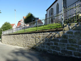 Pflaster- und Treppenarbeiten an St. Crescentius (Foto:Karl-Franz Thiede)